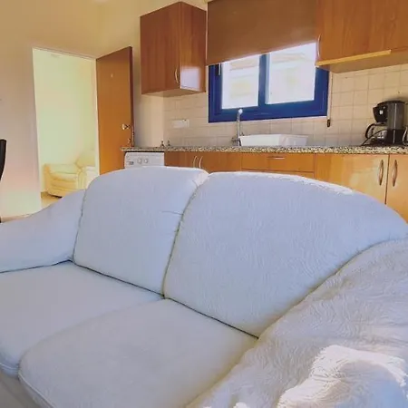 Trinity Apts * 파라림니