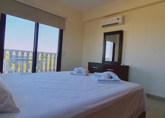 Trinity Apts * باراليمني