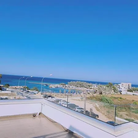 アパート Trinity Apts パラリムニ